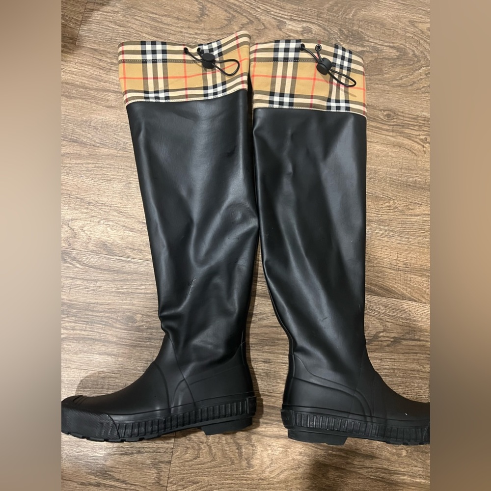 Burberry women knees high rain boots